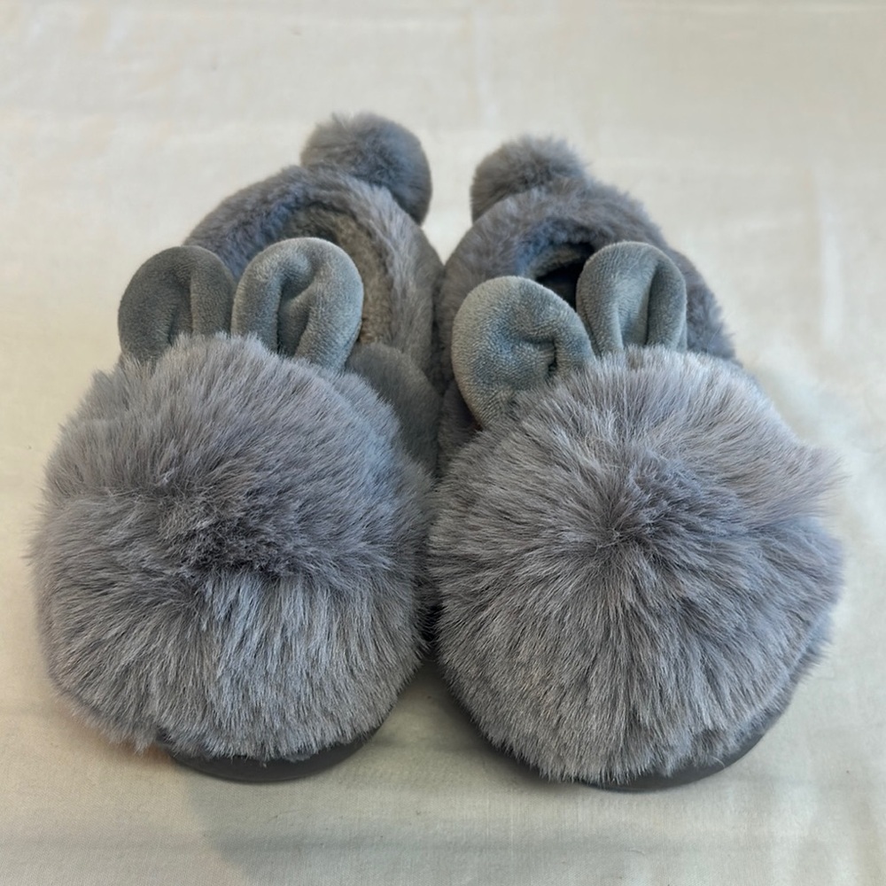 โญ๏ธ NWOT Gray Cozy bunny slippers with Plush Comfort.